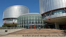 Europaeischer Gerichtshof fuer Menschenrechte (EGMR) mit den zylindrischen Gebaeuden der Gerichtssaele, Architekt Richard Rogers, Strassburg, Strasbourg, Elsass, Frankreich / European Court of Human Rights building (ECtHR) with the cylindrical buildings of the courtrooms by the architect Richard Rogers, Strasbourg, Alsace, France