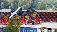 Sassnitz / Ruegen, Deutschland 29. Juli 2020:
Symbolbilder - 2020
Lager der Rohre fuer die Nordstream 2 Pipeline und Stapler. | Verwendung weltweit