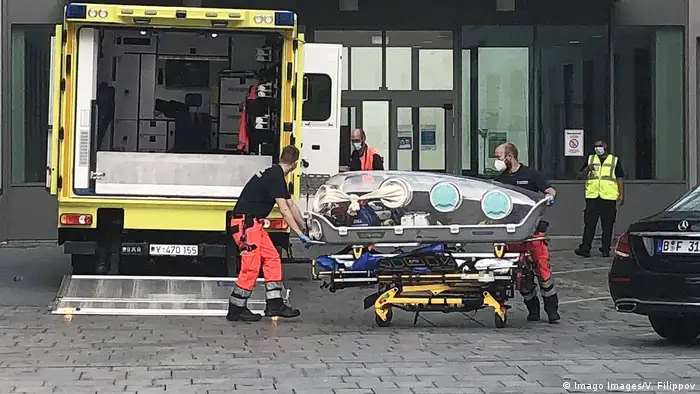 Berlin Deutschland Isolationskapsel Krankentransport Einlieferung Krankenhaus Charité
