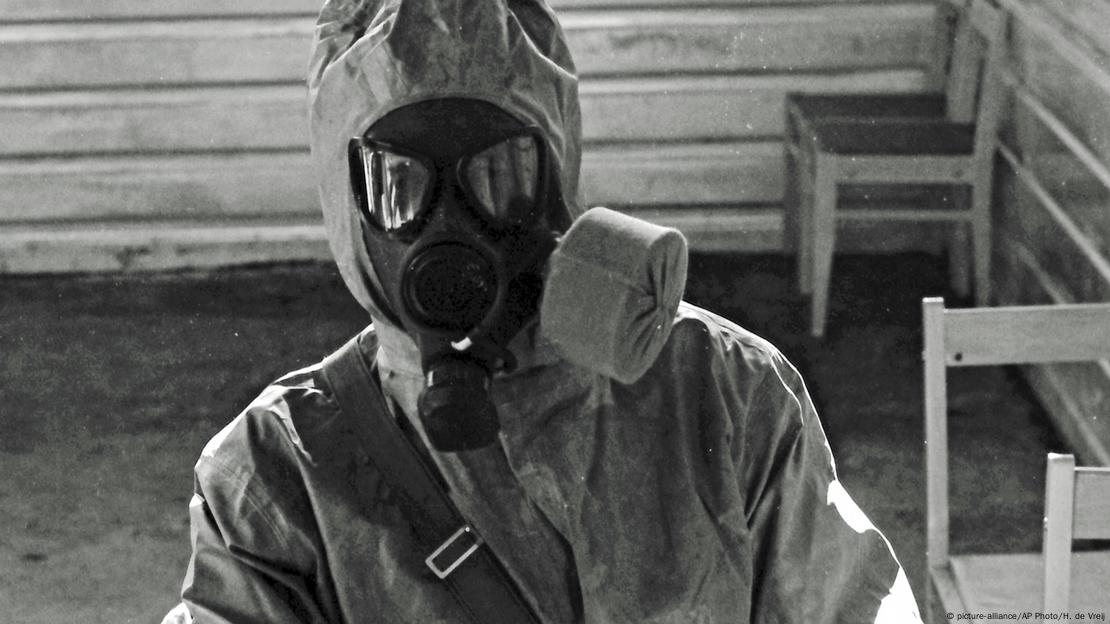 عکسی از یک سرباز ارتش شوروی سابق با لباس محافظ در برابر مواد سمی که در جریان بازدید دیپلمات‌ها و روزنامه‌نگاران غربی از یک مرکز تحقیقاتی سلاح‌های شیمیایی در شیخانی در منطقه ساراتوف روسیه در روز ۴ اکتبر ۱۹۸۷ گرفته شده است