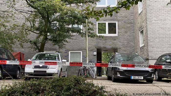 Ein Absperrband ist im September 2020 vor ein Mehrfamilienhaus in Solingen, Deutschland, gespannt