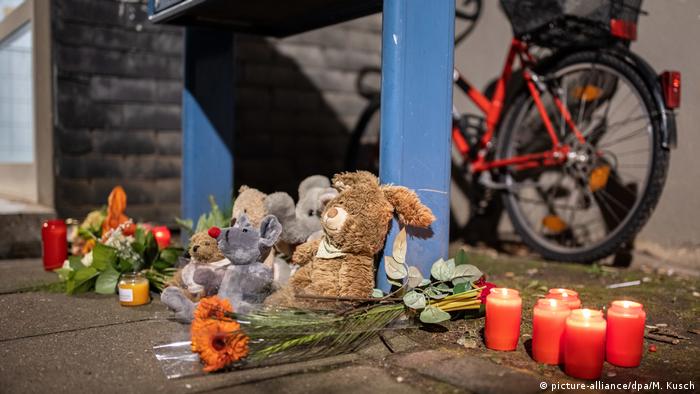 Teddybären, Kerzen und Blumen liegen und stehen vor einem Haus in Solingen, Deutschland 