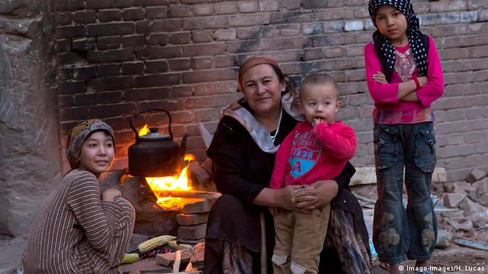 Potret keluarga Muslim Uighur