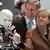 Kancelarja duke luajtuar me robotin humanoid italian "icub"