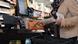 Mujer comprando en supermercado de Kassel, en Alemania. Mujer comprando en supermercado de Kassel, en Alemania.