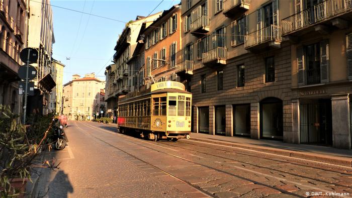 Historic streetcar in Milan's Corso Magenta area (DW/T. Kohlmann)