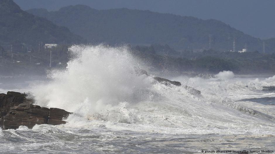 Typhoon halts Japan coast guard′s search for ship survivors | News | DW - Vimarsana News