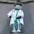 Briselska statua 'Manneken Pis' sa maskom i bijelim mantilom u čast doktora i medicinkog osoblja koji se bore protiv korone