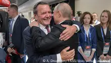 14.06.2018
MOSCOW, RUSSIA - JUNE 14, 2018: Russia's President Vladimir Putin (R) hugs Gerhard Schroeder, Chairman of the Shareholders Committee with Nord Stream 2 AG and former German chancellor, at the opening of the 2018 FIFA World Cup at Luzhniki Stadium. Alexei Druzhinin/Russian Presidential Press and Information Office/TASS Foto: Alexei Druzhinin/TASS/dpa |