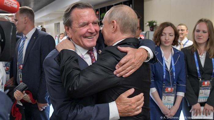 Altkanzler Gerhard Schröder und der russische Präsident Wladimir Putin bei der Eröffnung der WM 2018