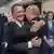 الرئيس الروسي فلاديمير بوتين والمستشار الألماني الأسبق غيرهارد شرودر يحتضنان بعضهما (14/6/2018)