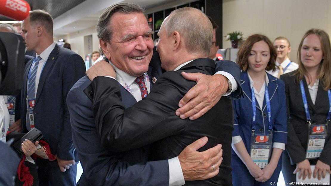 Schröder ve Putin, 2018'de Moskova'daki FIFA Dünya Kupası açılışında.