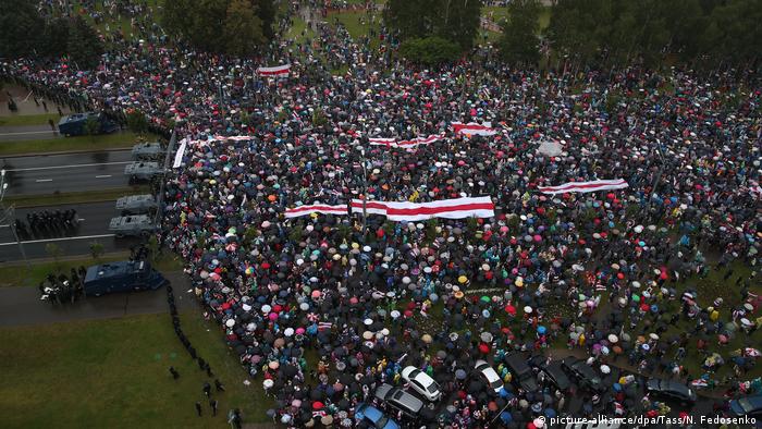 Участники одной из акций протеста в Минске, снятые с дрона, 6 сентября