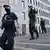 Полицейские перед зданием "Шарите", где находится Алексей Навальный