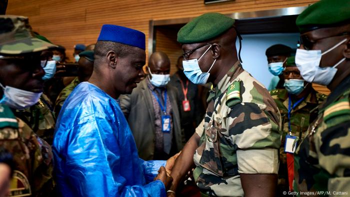 Issa Kaou Djim avec le colonel Malick Diaw Issa Kaou Djim avec le colonel Malick Diaw