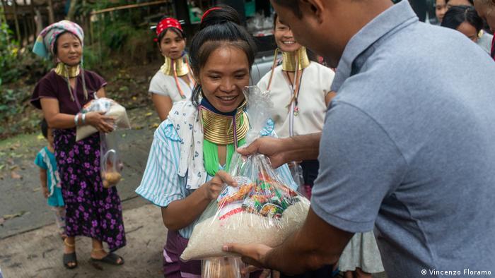 Pembagian bantuan pangan untuk komunitas Kayan, Thailand (Vincenzo Floramo)