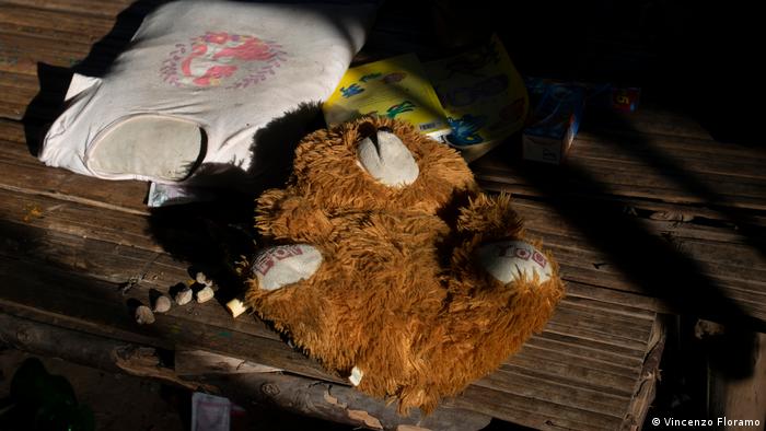 Boneka beruang ditinggalkan keluarga yang meninggalkan desa Kayan | Long Neck Women | (Vincenzo Floramo)