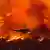 USA Waldbrände in Kalifornien ein Hubschrauber fliegt vor einer Feuerfront