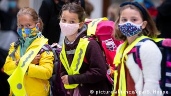 Три школьницы в защитных масках