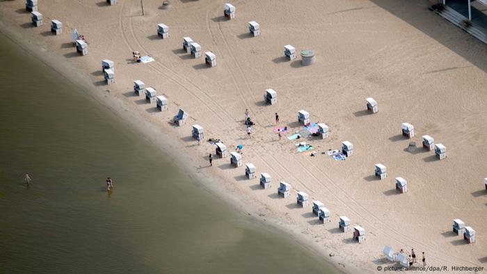 En Berlín hay muchos lagos. Uno de los favoritos de los locales es el Wannsee, que tiene espacio para hasta 50.000 bañistas. Su playa de arena fina de 1.200 metros de largo da la sensación de estar en el mar y no en la capital de Alemania. Lo cierto es que parte de esa arena fue transportada hasta allí desde el mar Báltico. 