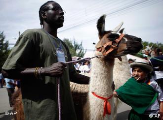 Afrikanischer Delegierte mit Lama, Foto: ap