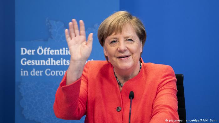Ангела Меркель машет в камеру
