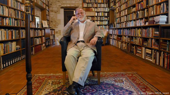 El escritor argentino Alberto Manguel dona 40.000 libros de su biblioteca a  Lisboa | Europa al día | DW | 08.09.2020