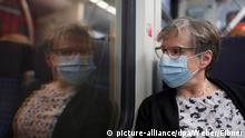 ältere Frau mit Mundschutzmaske, sitzt in S-Bahn, Corona-Krise, Stuttgart, Baden-Württemberg, Deutschland | Verwendung weltweit