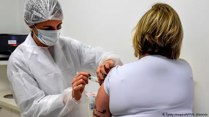 طبيبة الأطفال البرازيلية مونيكا ليفي تطوعت لتجرب على نفسها لقاح أوكسفورد البريطاني المضاد لكوفيد-19 في مرحلته الثالثة. 