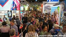 71. Internationale Frankfurter Buchmesse 2019. Besuchertag. Menschenmasse in einem Quergang der Halle 3, bei den Kinder- und Jugendbüchern. | Verwendung weltweit