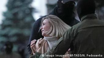 Задержание женщины во время акции протеста в Минске