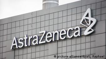 Логотип AstraZeneca на здании компании