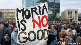 Мориа - это плохо, гласит транспарант на демонстрации в Берлине 