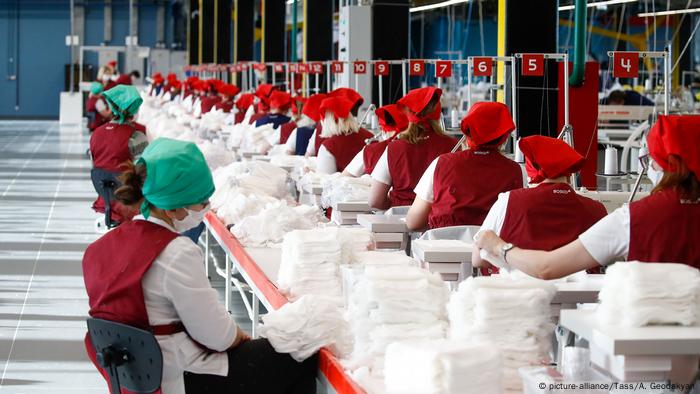 Russland Kaluga | Coronavirus | Produktion von Masken