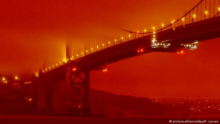 Оранжевая мгла окутывает мост Золотые Ворота в Сан-Франциско 