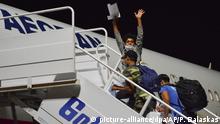 09.09.2020, Griechenland, Lesbos: Unbegleitete Kinder steigen auf dem Flughafen Mytilene in ein Flugzeug. Im Namen der Europäischen Union versprach Innenkommissarin Johansson schnelle Hilfe. Sie habe zugestimmt, den unverzüglichen Transfer und die Unterbringung der verbleibenden 400 unbegleiteten Kinder und Jugendlichen aufs Festland zu finanzieren. Foto: Panagiotis Balaskas/AP/dpa +++ dpa-Bildfunk +++ |