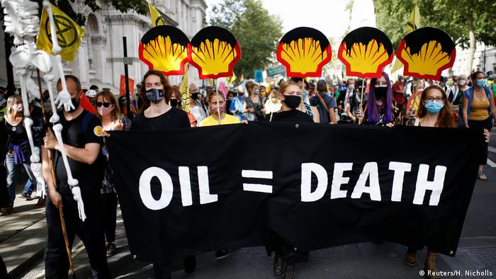 Protest von Extinction Rebellion in London: Auf dem Transparent steht Oil = Death 