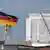 Российский и германский флаги на фоне клиники "Шарите" в Берлине 