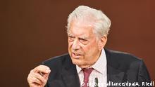 09.09.2020, Berlin: Der peruanische Schriftsteller und Literaturnobelpreisträger Mario Vargas Llosa spricht während Eröffnung des Internationalen Literaturfestivals 2020 im Kammermusiksaal der Philharmonie. (Wiederholung mit verändertem Bildausschnitt) Foto: Annette Riedl/dpa +++ dpa-Bildfunk +++ | Verwendung weltweit