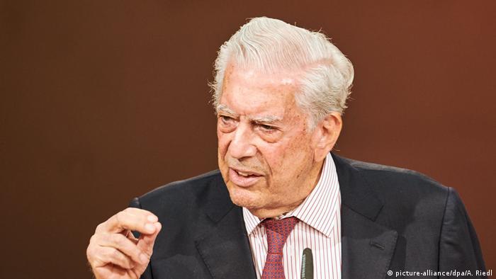 Foto de archivo de Mario Vargas Llosa 