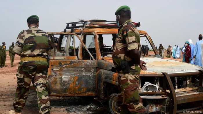 Des soldats du Niger le 21 août 2020 sur le lieu de la mort de six Français à 60 km de Niamey