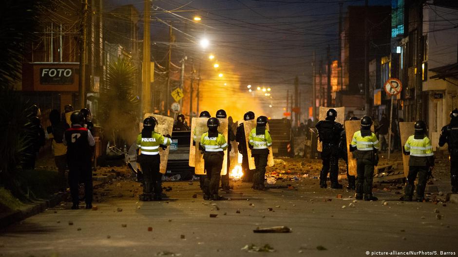 De la Espriella firma decreto que regula la protesta social
