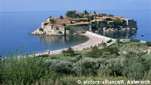Island of Sveti Stefan (St. Stephen), once a fishing village, now a luxury hotel complex, near Budva, Montenegro, Europe | Verwendung weltweit, Keine Weitergabe an Wiederverkäufer.