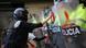 Foto de persona que protesta contra la policía en Colombia Foto de persona que protesta contra la policía en Colombia