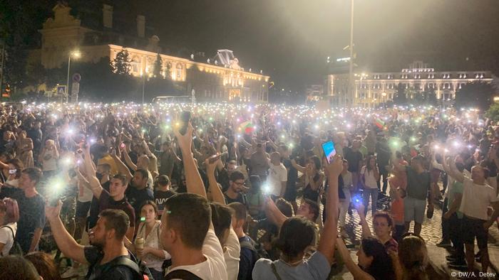 Българи и румънци протестират срещу корупцията в страните им, но не винят Брюксел.