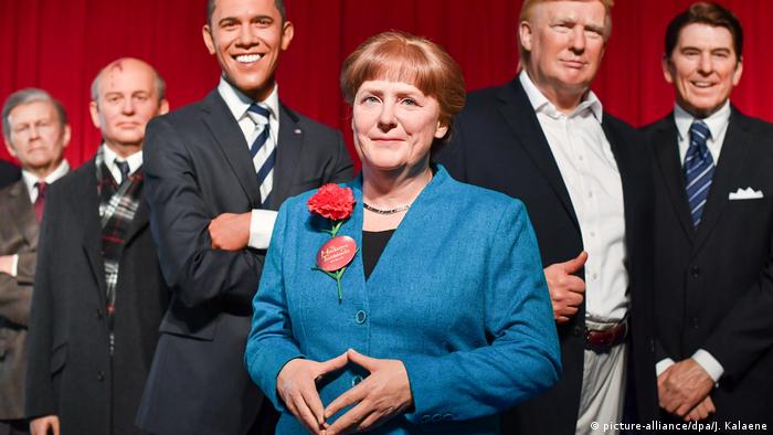 Deutschland | Madame Tussauds | Angela Merkel mit roter Nelke