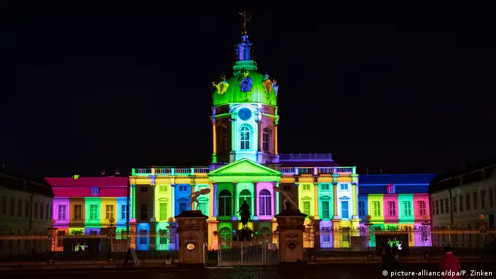 Charlottenburg Palace during the 2020 Berlin Festival of Lights (picture-alliance/dpa/P. Zinken)