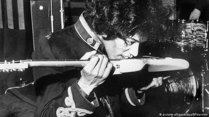 Jimi Hendrix spielt mit den Zähnen Gitarre