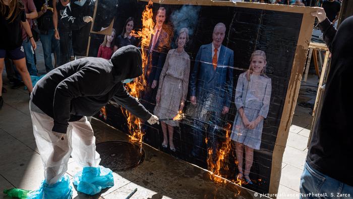 Algunos manifestantes quemaron fotografías de la familia real española