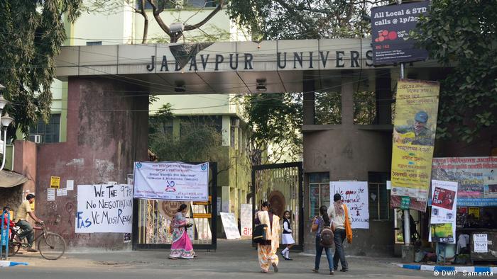 Indien Eingang zur Jadavpur Universität in Kalkutta